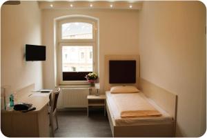 Un pat sau paturi într-o cameră la Hotel Bedburger Mühle