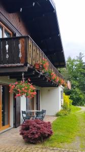 Κήπος έξω από το Chalet au bois des écureuils classé trois étoiles.
