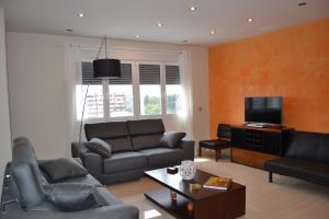 sala de estar con 2 sofás y TV en Ático lujo Centro con parking privado en Avenida Libertad en Córdoba