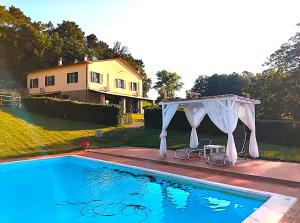 Bazén v ubytování Agriturismo La Burraia vicino a San Gimignano nebo v jeho okolí