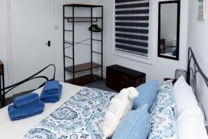 Foto dalla galleria di Lighthouse View - Amazing sea and beach view - Free Sky TV including Sports and Movies - Fast WIFI - Free Private Parking a Scarborough