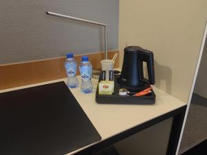 Příslušenství pro přípravu čaje a kávy v ubytování Hobbit Hotel Brussels Airport Zaventem