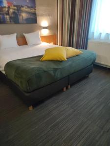 Postel nebo postele na pokoji v ubytování Hobbit Hotel Brussels Airport Zaventem