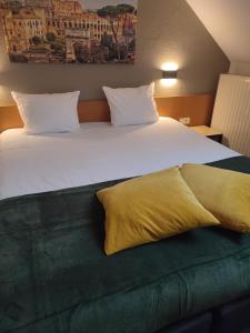 Postel nebo postele na pokoji v ubytování Hobbit Hotel Brussels Airport Zaventem + 9 fotografií