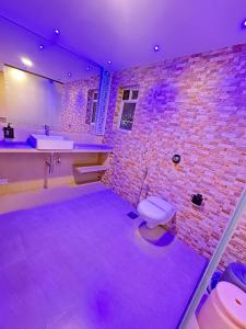 Koupelna v ubytování Saibaba International Hotel + 33 fotografií
