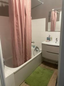 a bathroom with a pink shower curtain and a sink at Arena La defense nanterre préfecture- Une chambre in Nanterre +27 photos