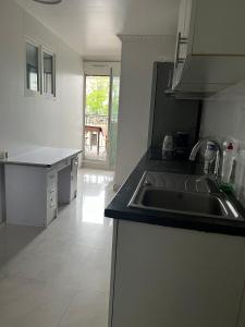 Kuchyň nebo kuchyňský kout v ubytování 幸福小屋
