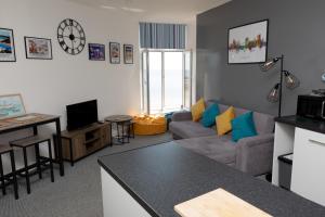 una sala de estar con un sofá y una mesa en Lighthouse View - Amazing sea and beach view - Free Sky TV including Sports and Movies - Fast WIFI - Free Private Parking, en Scarborough