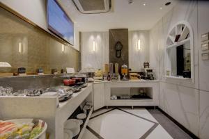 Kuchyň nebo kuchyňský kout v ubytování EMPIRE PLATINUM SUITES,New Delhi