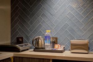 Příslušenství pro přípravu čaje a kávy v ubytování EMPIRE PLATINUM SUITES,New Delhi