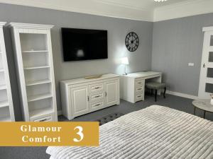 Postel nebo postele na pokoji v ubytování EFIPA Glamour Apartments
