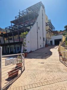 un edificio con una recinzione di fronte di Corallo Bilocale Vista Collina a Nebida