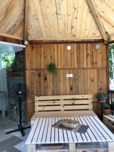 コブレチにあるKeti's houseの木造パビリオン(ベンチ、暖炉付)