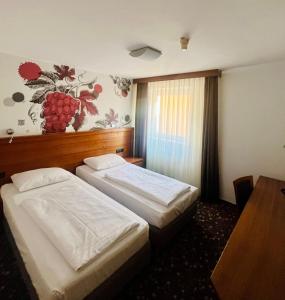 Giường trong phòng chung tại Hotel Piramida