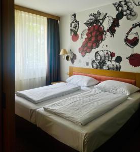 Giường trong phòng chung tại Hotel Piramida