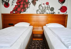 Giường trong phòng chung tại Hotel Piramida