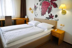 Giường trong phòng chung tại Hotel Piramida