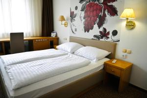 Giường trong phòng chung tại Hotel Piramida