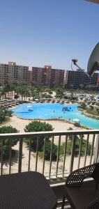 - Balcón con vistas a un parque acuático en شاليه بورتو جولف, en Abû Zeira