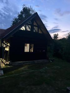 una casa con una ventana en el costado en Badea Sica Deal, en Rozavlea