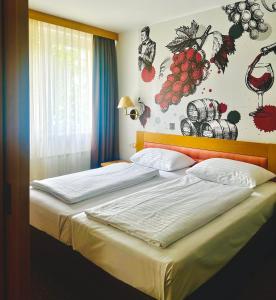 Giường trong phòng chung tại Hotel Piramida