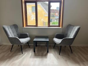 Et opholdsområde på Folsted - Værelse 104 med eget badeværelse og fri parkering