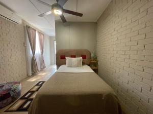 Giường trong phòng chung tại Hotel Prestige Ongwediva Apartments