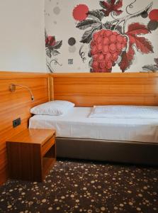 Giường trong phòng chung tại Hotel Piramida