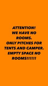 Un cartel naranja con las palabras atención, no tenemos habitaciones en LE TERRAZZE SUL GARDA RELAIS, en Biaza