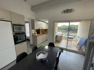 Zdjęcie z galerii obiektu Appartement T3 Mezzanine Climatisé, 6 Couchages, Proche Plage et Port, Parking Privé - FR-1-106-50 w mieście Saint-Cyprien