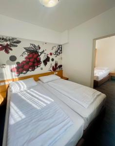 Giường trong phòng chung tại Hotel Piramida
