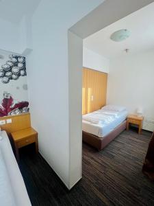 Giường trong phòng chung tại Hotel Piramida