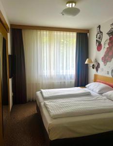 Giường trong phòng chung tại Hotel Piramida