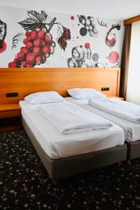 Giường trong phòng chung tại Hotel Piramida
