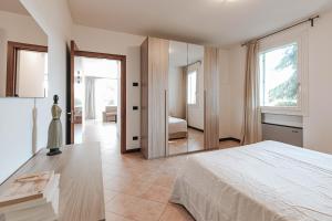a bedroom with a bed and a large mirror at Appartamento Ciesazza in Ponso