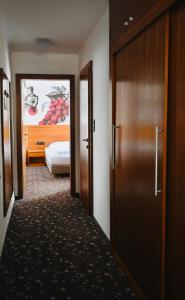 Giường trong phòng chung tại Hotel Piramida