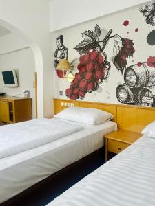 Giường trong phòng chung tại Hotel Piramida