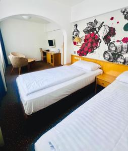 Giường trong phòng chung tại Hotel Piramida