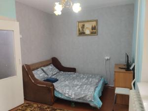 a bedroom with a bed and a picture on the wall at Apartment for daily rent IND in Chişinău