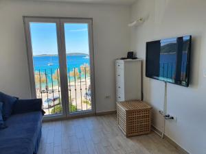 Una sala de estar con vista al mar. en Villa Sisa Apartment, en Primošten