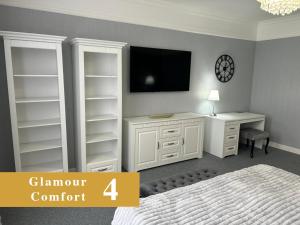 Postel nebo postele na pokoji v ubytování EFIPA Glamour Apartments