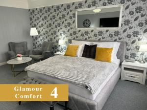 Postel nebo postele na pokoji v ubytování EFIPA Glamour Apartments