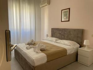 里米尼Hotel Fiammetta Rimini的一间卧室，床上有一张带毛巾的床