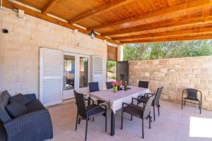 Αίθριο ή υπαίθριος χώρος στο Beachfront Apartment house Hon with pool
