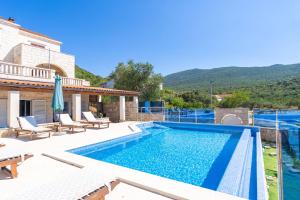 Πισίνα στο ή κοντά στο Beachfront Apartment house Hon with pool