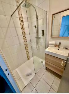 une salle de bain avec douche et lavabo dans l'établissement Le Duplex ou l'Appart d'Agnès", à Honfleur 12 autres photos