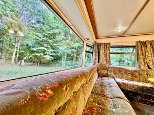 ondersteunde bank in een camper met een groot raam bij Holenderek Agro-Stajnia in Rudniki