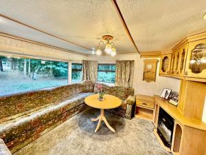 een woonkamer met een bank en een tafel bij Holenderek Agro-Stajnia in Rudniki