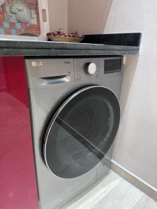 Una lavadora de plata con un mostrador encima. en Luxury By Sana, en Agadir