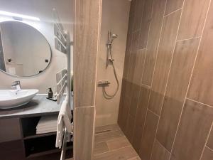 Koupelna v ubytování Várkapu Apartmanok 2 + 13 fotografií